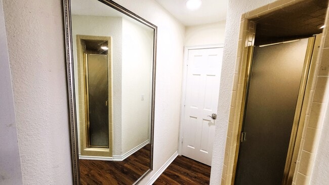 Building Photo - 4204 Country Brook Dr