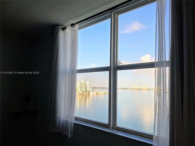 Building Photo - 1625 Kennedy Cswy