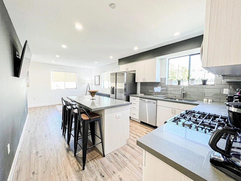 Building Photo - 4570 Oakwood Ave