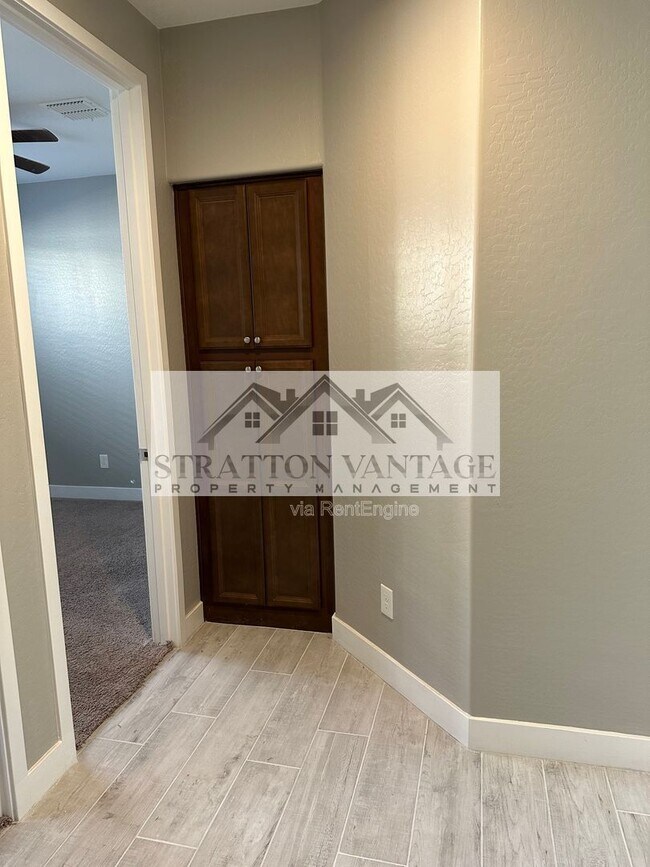 Building Photo - 9638 E Tesla Ave