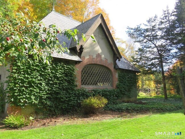 Building Photo - 261 Taconic Rd
