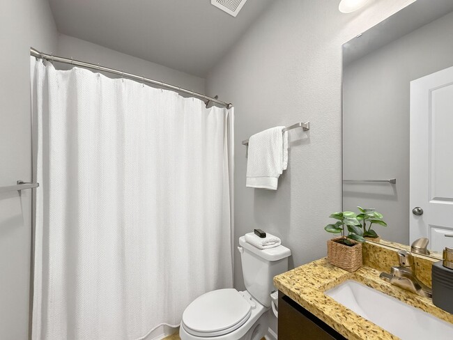 Building Photo - Charming 3-Bed, 2-Bath Ranch style duplex in the Colonial Gardens