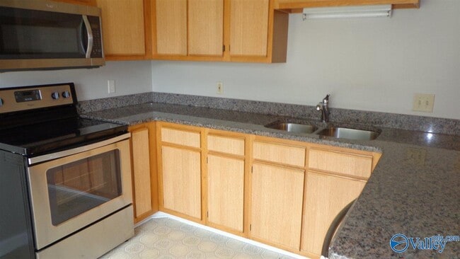 Building Photo - 718 Wynsom Dr SE