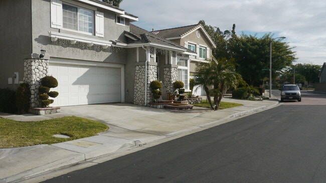 Building Photo - Stunning 3 Bed 3 Bath Duplex in Placentia with Open Floor Plan and Vaulted Ceilings.