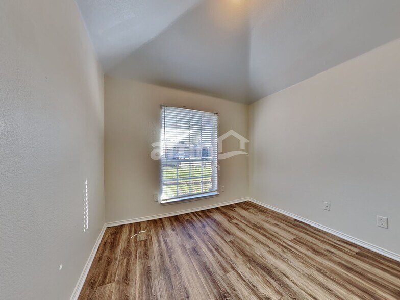 Building Photo - 333 Rock Hill Dr