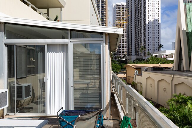 Outdoor shared patio - 2500 Kalakaua Ave