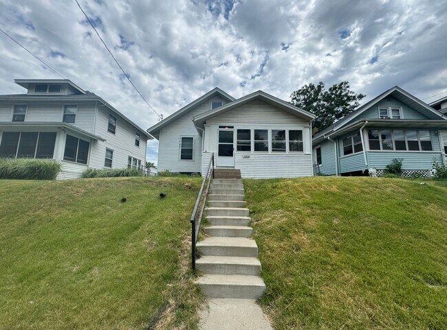 Building Photo - Large Augustana Rental Home
