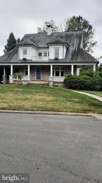 Building Photo - 2315 Magnolia Dr