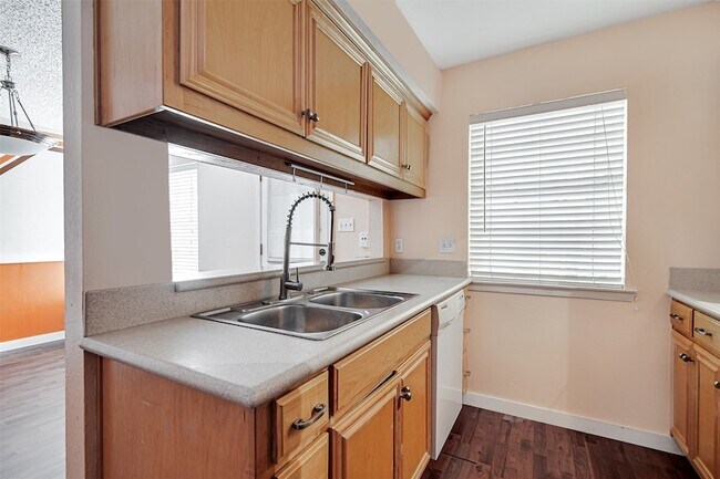 Building Photo - 601 St Charles Dr