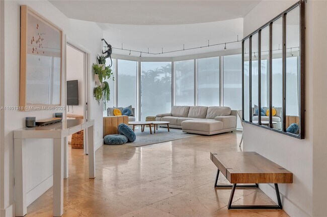 Primary Photo - 300 South Pointe Dr