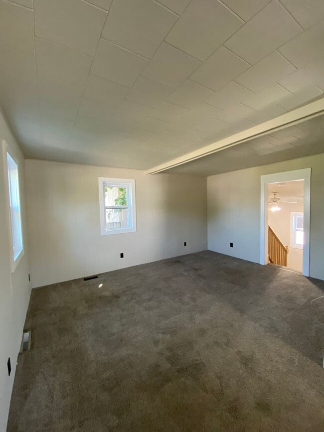 Building Photo - 1-Bedroom Home with 3-Stall Garage and Bonus Living Space