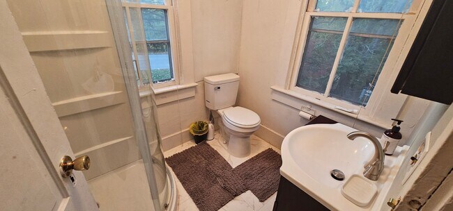 Building Photo - 882 Locust Dr