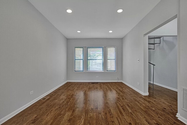 Building Photo - 6211 S Woodlawn Ave