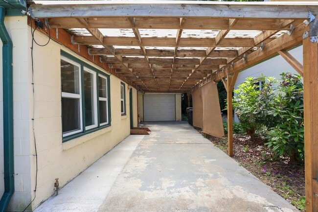 Building Photo - MOVE IN READY! A/C home with 2 bed, 1 bath...