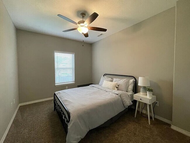 Building Photo - SPACIOUS OZARK HOME AVAILABLE AT A GREAT P...