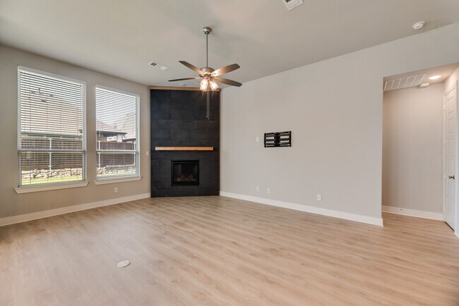 Building Photo - 3105 Columbia Dr