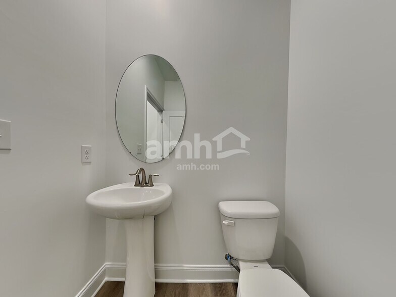 Building Photo - 301 Sharpe Ct