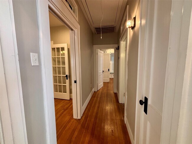 Building Photo - 1039 Robbie St