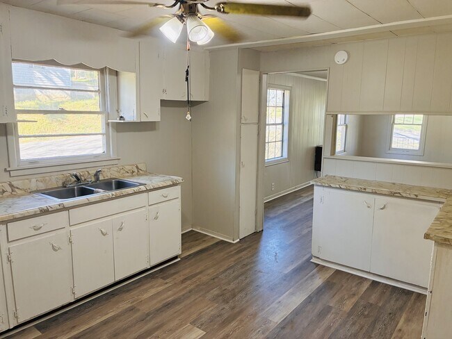 Building Photo - 838 N 34th St