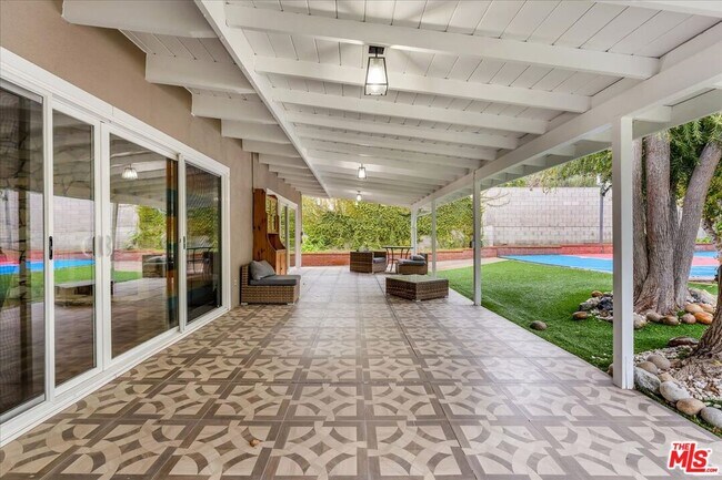 Building Photo - 5817 Lockhurst Dr