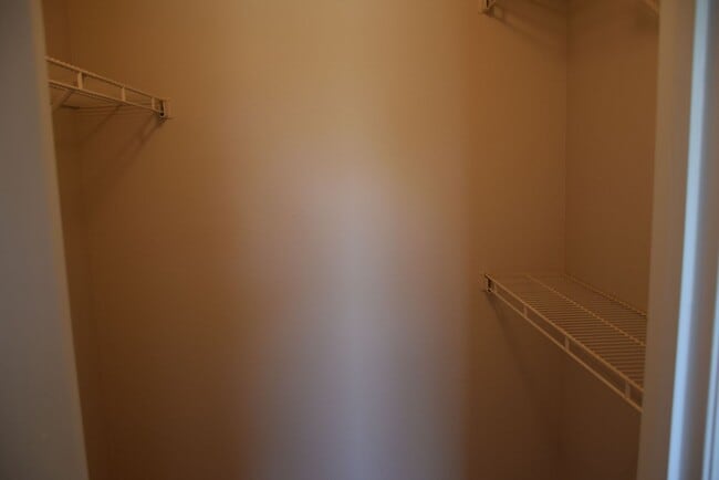 Building Photo - Prime Location in Orlando! Gated Community! Amenities Included!