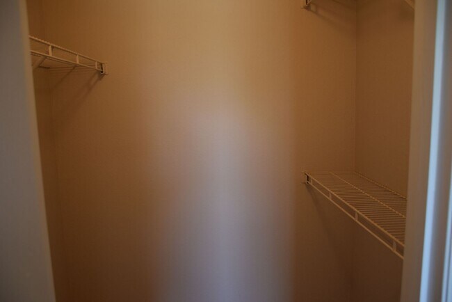 Building Photo - Prime Location in Orlando! Gated Community...