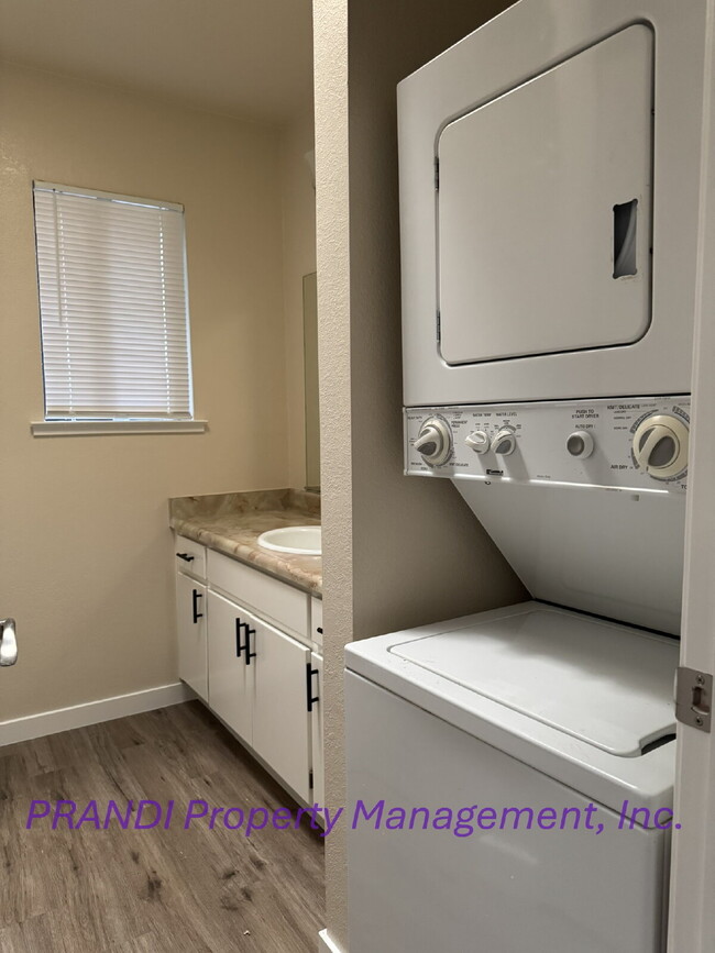 Building Photo - Charming 1-Bedroom Home with Bonus Room, U...