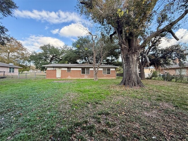 Building Photo - 219 Moore St