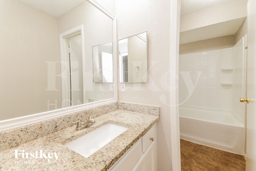 Building Photo - 8902 Deerwood Dr