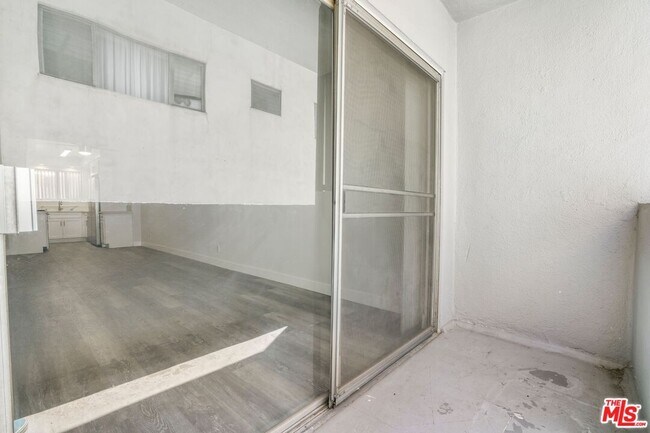 Building Photo - 1030 N Orange Grove Ave