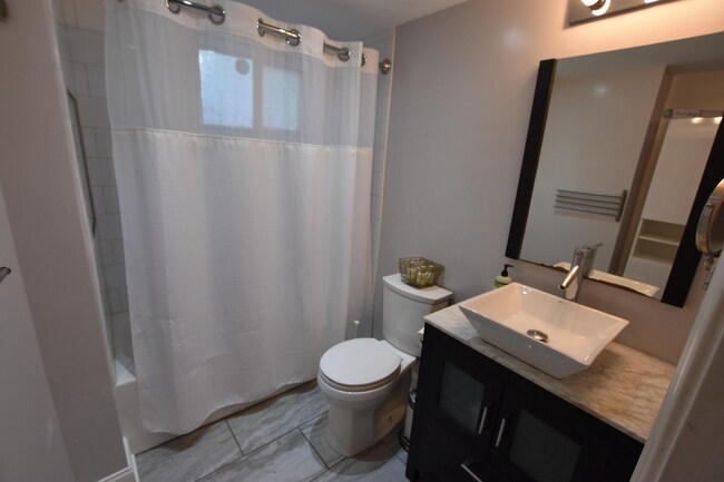 Building Photo - Charming 2BR/1BA Ground Level Condo in Tak...