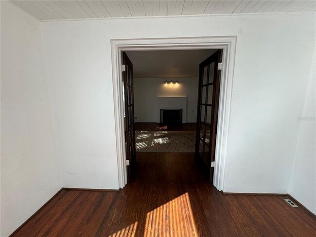 Building Photo - 302 W Wall St