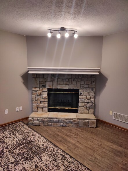 Building Photo - 1354 NW Jefferson Ct