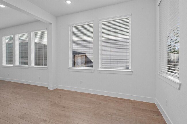 Building Photo - 120 Red Cascade Trl