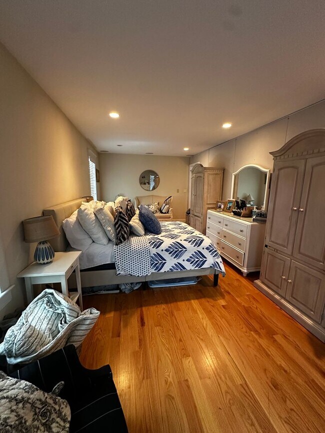 Building Photo - Spacious 3 Bed 2.5 Bath Single-Family Home...
