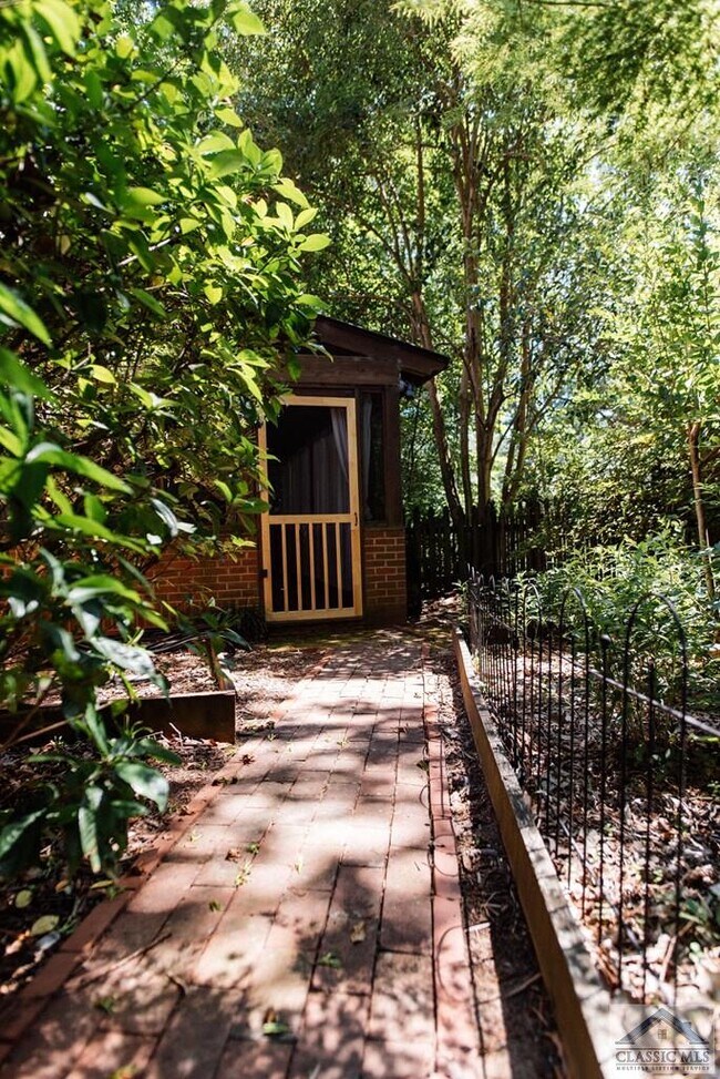 Building Photo - 285 Hampton Ct