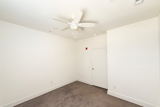 Building Photo - 1931 N Prairie Ave