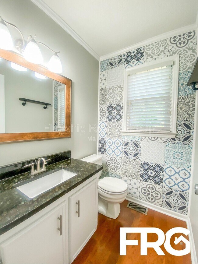 Building Photo - 305 Smith Pl