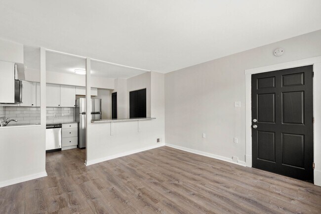 Building Photo - 644-650 Center Ave.