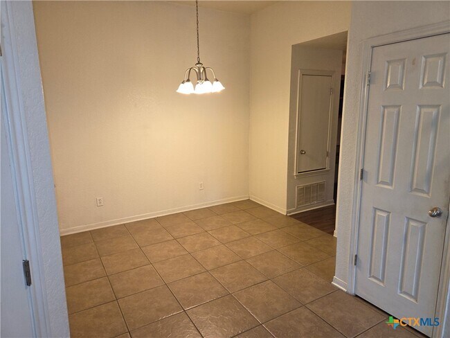 Building Photo - 611 Olaf Dr