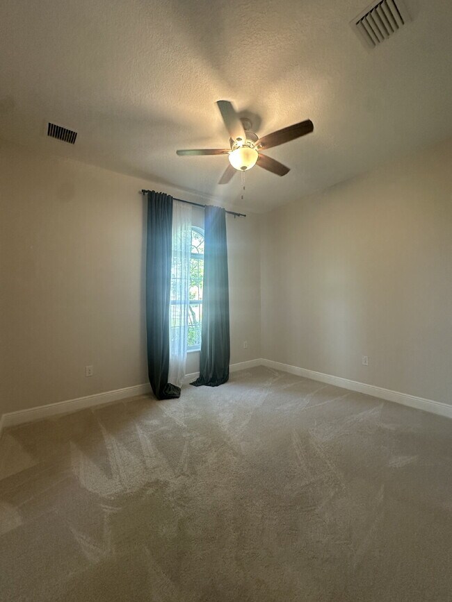 Building Photo - 3 bedroom, 2 bathroom in desirable Loren Cove