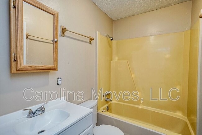 Building Photo - 196 Mc Arthur St