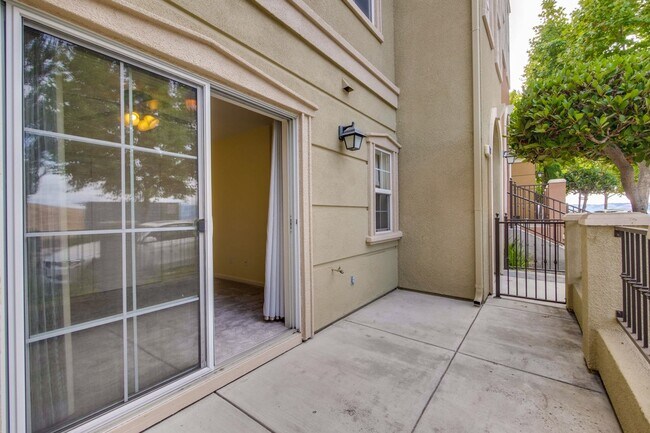 Building Photo - Modern Communication Hill Townhome | Panoramic Mountain Views