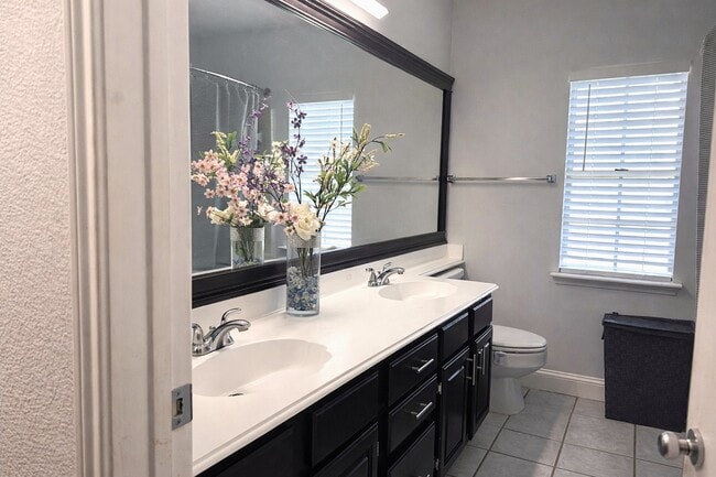 Building Photo - 16910 Country Bridge Rd