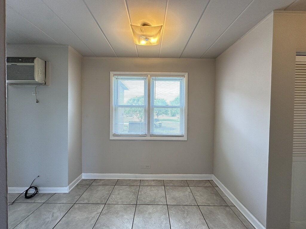 Building Photo - 9610 Ivanhoe Ave
