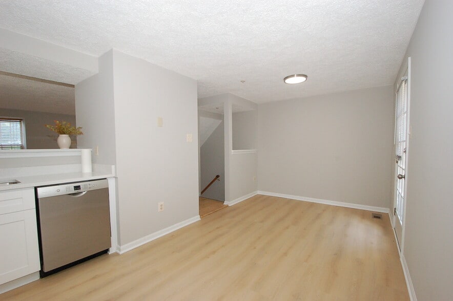 First floor kitchen -- 5 - 8916 Pembrook Woods