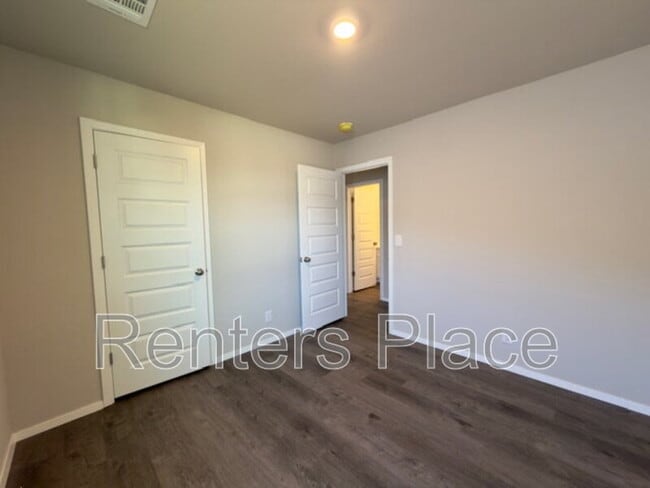 Building Photo - 1006 W Lawton Rd