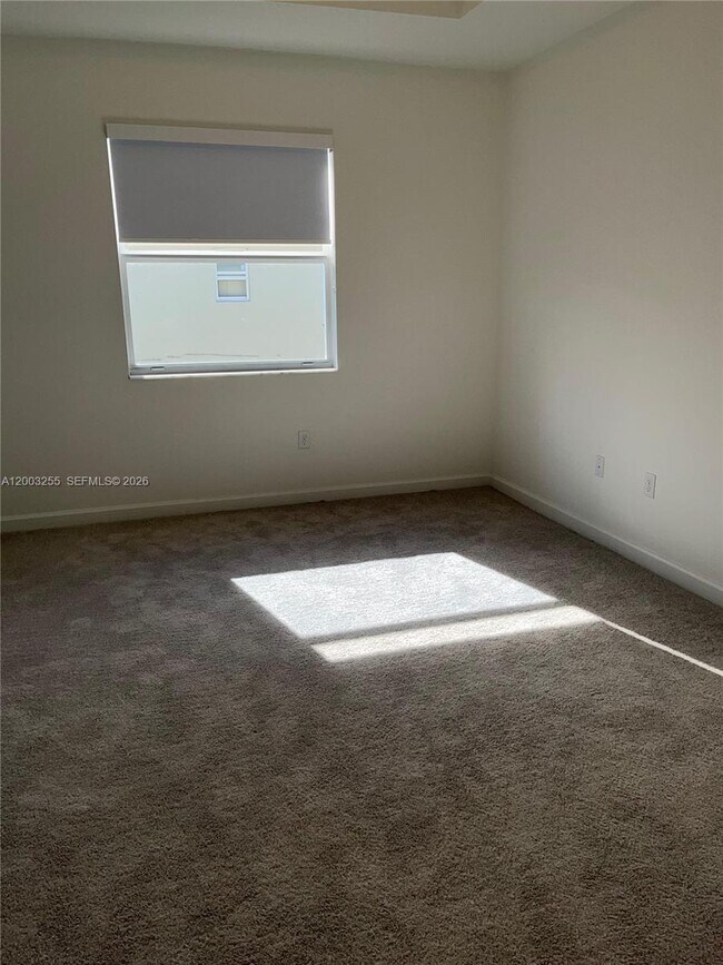 Building Photo - 2679 SE 25th Ter