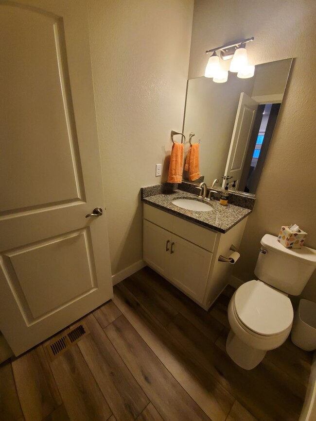 Building Photo - 2 Bed 2.5 Bath Condo in Mid-Fort Collins!