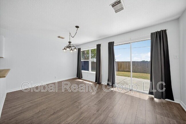 Building Photo - 215 Chisholm Trail